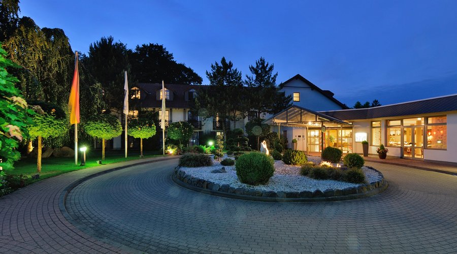 Außenansicht Hotel bei Nacht