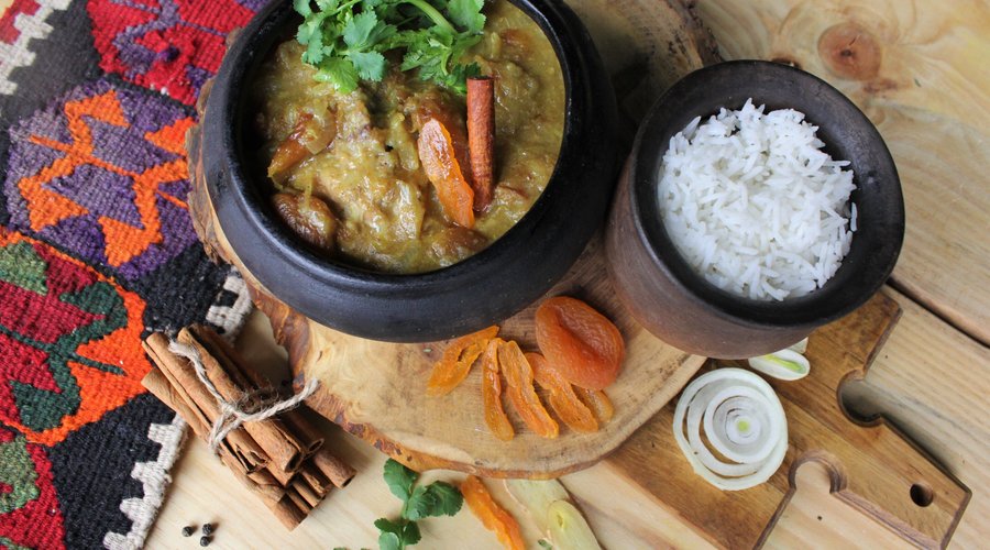 Chicken with dried apricots
Cooked in Kchuch/clay-pot in wood-fired brick oven