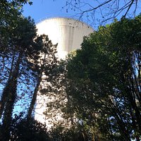 Vue sur un des deux châteaux d’eau depuis l’allée menant au Fort de Stains