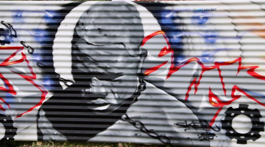 Un des graffitis( sur la palissade qui protège la cheminée de l'usine en travaux).