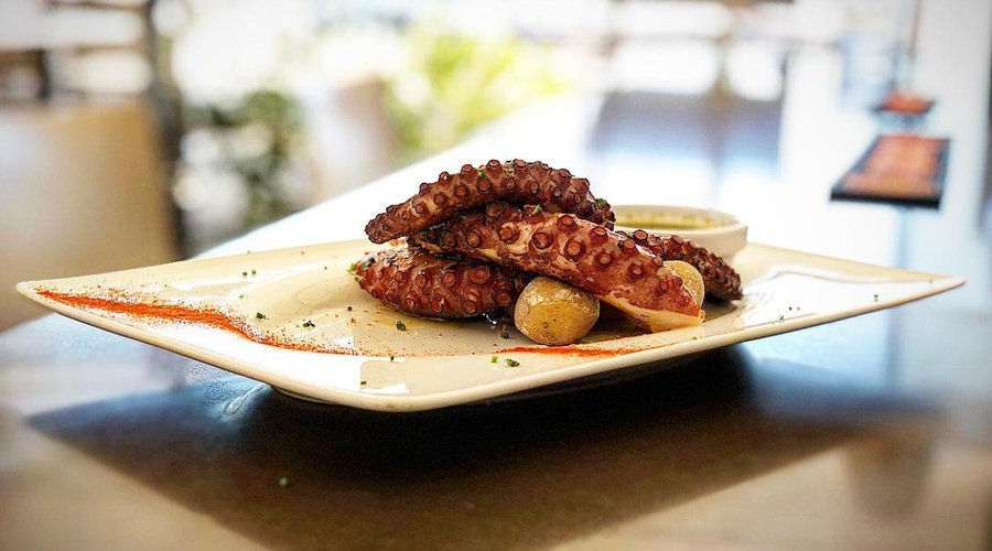 Rejos de pulpo plancha con papistas arrugadas