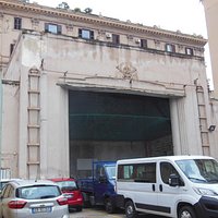 Il palcoscenico dell'ex arena oggi invaso dalle auto in quanto reso parcheggio