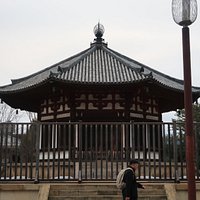 奈良公園から行くと、少し奥まった位置に