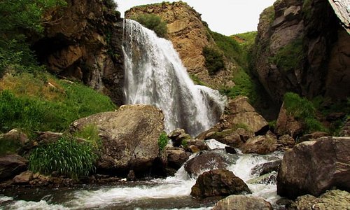 Водопад Трчкан одно из самых популярных достопримечательных мест в Армении, Это самый высокий и одновременно многоводный водопад на территории страны, поэтому его иногда называют символично «армянской Ниагарой».В реке Чичхан есть много форели, и когда местные жители увидели, как рыба, плывущая против течения во время нереста, выпрыгивает над водопадом, назвали его Трчканом, что переводится с армянского как «прыгающий». Достопримечательность включена в Список объектов всемирного наследия ЮНЕСКО.