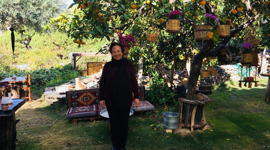 Birgi ‘de Bahçesi,otantik ortamı,akşam yemek keyfi ve müthiş köy kahvaltısı.. Mutlaka uğramalısınız...