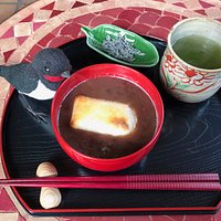 ぜんざい+粉末やぶきた一番茶 800yen
富士山湧水でじっくりと炊き上げた北川製餡所自慢のあんこ、
富士宮芝川産・無農薬 望月ファームの粉末やぶきた一番茶を使わせていただいております。