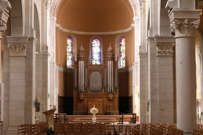  Dans l’ancien chœur se trouve donc l’orgue et e baptistère (Le baptême dans la vie chrétienne) 
