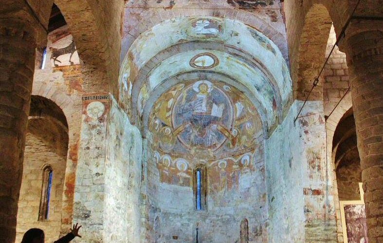 Sobre esas paredes se lleva cabo el espectacular video mapping del Pantocrator en la iglesia de Sant Climent de Taüll en el Valle de Boí en la provincia de Lleida. Info para visitar esta joya del arte románico https://goo.gl/hZMg2B