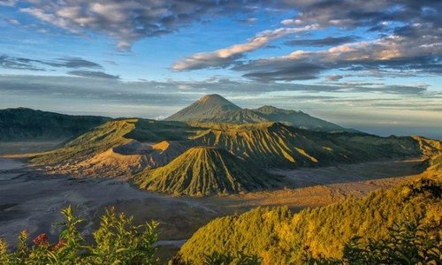 Gunung bromo merupakan salah satu tempat wisata yang sekarang menjadi primadona untuk di kunjungi para wisatawan dari dalam maupun luar negeri.  Berlokasi di Jawa timur