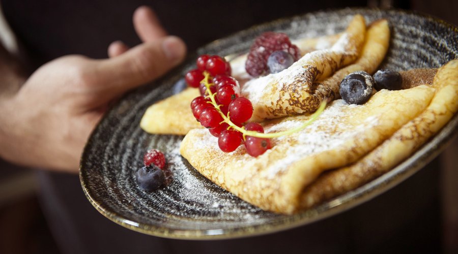 Palatschinken mit Marillenmarmelade aus der Wachau