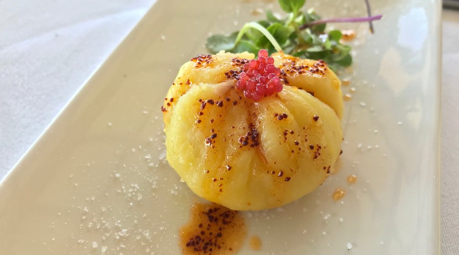 Bolita de patata y pulpo con aceite de pimenton de la vera