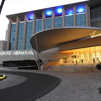 Casino Admiral Sevilla es un centro de ocio completo donde no solo podrás encontrar áreas de mesas con croupier y máquinas recreativas sino también una cuidada oferta gastronómica con uno de los mejores restaurantes japoneses de la ciudad de Sevilla