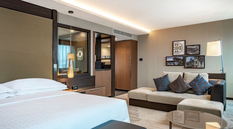 Club room with King size bed and access to Sheraton Club Lounge with free breakfast, all day snack and drinks