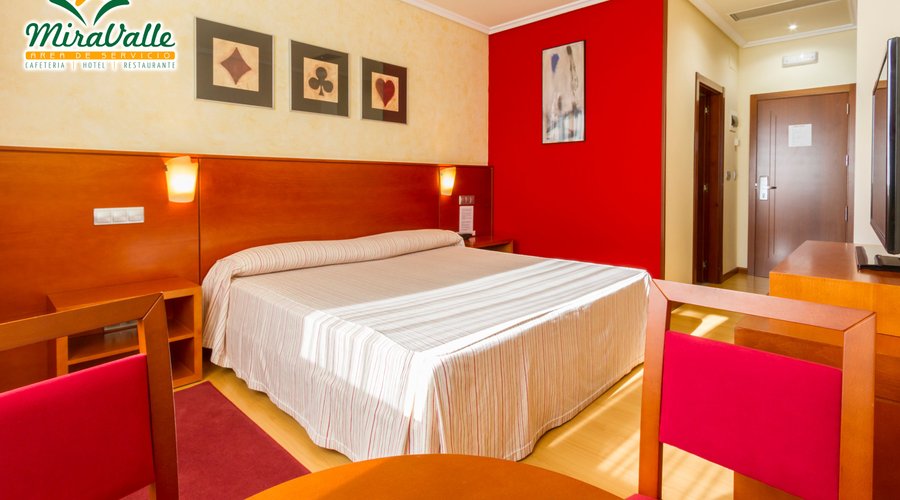 HABITACIÓN DOBLE SUPERIOR:
Esta habitación tiene aire acondicionado, 1 cama doble extralarga (2X2) y conexión Wi-Fi gratuita. Cuenta con minibar, caja fuerte y baño con bañera. Hay artículos de aseo gratuitos y secador de pelo.Equipamiento de la habitación:
• Minibar
• Bañera
• Teléfono
• Aire acondicionado
• Secador de pelo
• Artículos de aseo gratis
• Camas extra largas (más de 2 metros)
• Calefacción
• TV de pantalla plana
• Suelo de madera o parquet
• Servicio de despertador