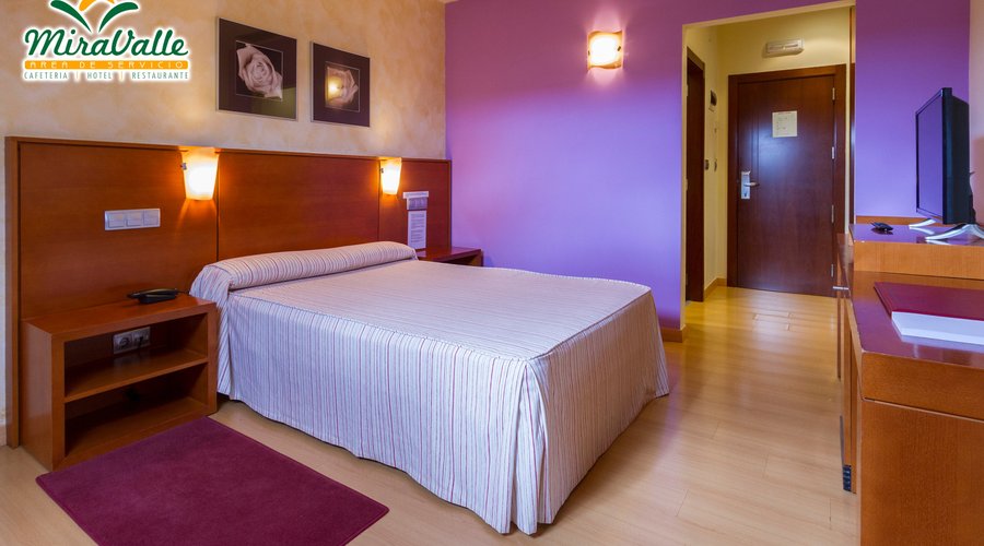 HABITACIÓN DOBLE "ATTIC":
Esta habitación ofrece 1 cama doble (1,35) y dispone de aire acondicionado, conexión Wi-Fi gratuita, minibar y caja fuerte. También incluye secador de pelo y artículos de aseo gratuitos.Equipamiento de la habitación:
• Minibar
• Bañera
• Teléfono
• Aire acondicionado
• Secador de pelo
• Artículos de aseo gratis
• Baño privado
• Calefacción
• TV de pantalla plana
• Suelo de madera o parquet
• Servicio de despertador