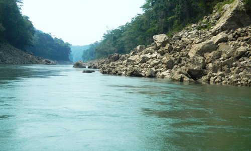 Trajet en bateau à moteur dans un paysage préhistorique. À 3 heures du matin, le conducteur allume sa lampe torche toutes les 5 minutes pour vérifier qu'il se trouve bien au milieu du fleuve, la voûte céleste illumine le passage, jusqu'à la levée de la brume et l'apparition des couleurs palies par l'aube, surgit lentement l'extraordinaire spectacle du fond du cours d'eau, dans son écrin de pierres ciselées par des millénaires de courant surmonté d'une forêt luxuriante et presque vierge...