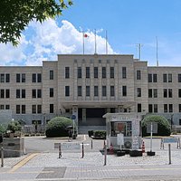 休日は守衛さんがいて有料駐車場として使われています。