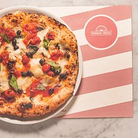 SICILIANA: pomodoro pachino, olive, capperi, acciughe, foglie di carciofino e origano
