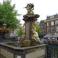 17de eeuwse Fontein van architect jacob Roman uit het jaar 1693 op de Vismarkt bij de Koornbrug Leiden