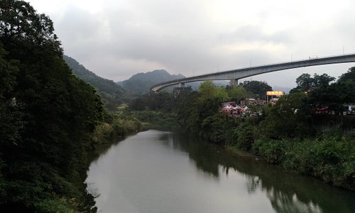 the location of this nice scene about a 15-minute walk from the old street; not sure if it is the Keelung river 