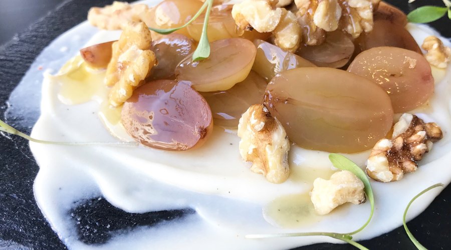 fonduta de queijo, pickles de uva, nozes e mel