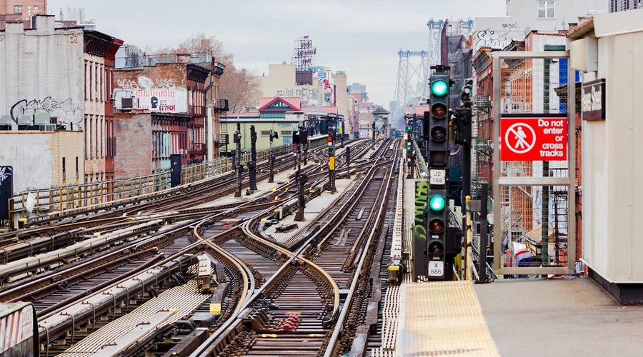 Estación del metro elevado, al fondo se divisa el puente de Williamsburg, punto de cruce Manhattan