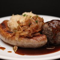 Bratwurst und Leberknödel mit Weinkraut