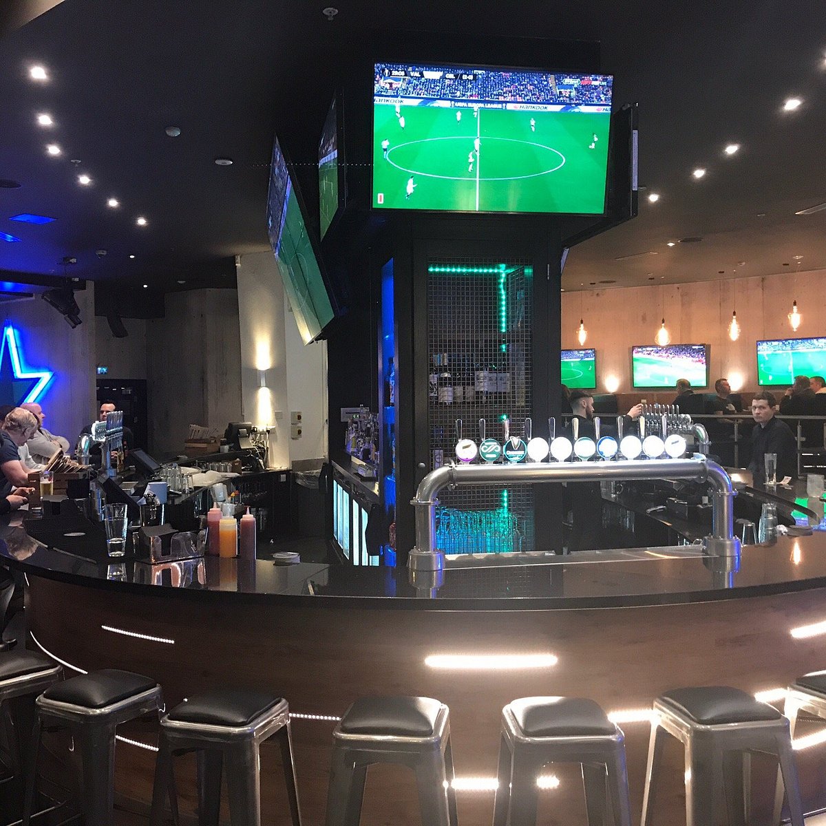 Shark Club Sports Bar - ⭐️