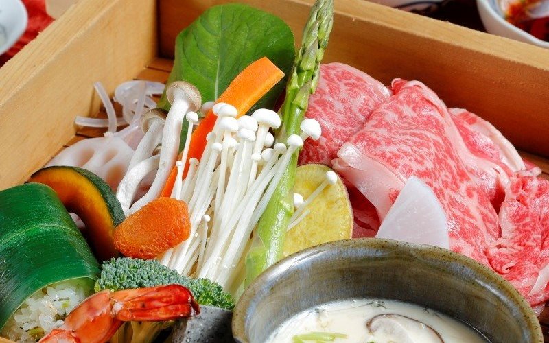 弥生座の一番人気「山のせいろ蒸し」。信州牛や長野県産の野菜を盛り込んだ蒸ししゃぶしゃぶで、大変ヘルシーです。ここに野沢菜おこわや茶碗蒸しがついていて、一品料理としても豪華で、ハレの日にも最適です。2800円＋税