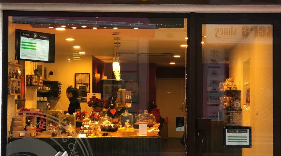 Nouvelle enseigne, nouvelle vitrine.