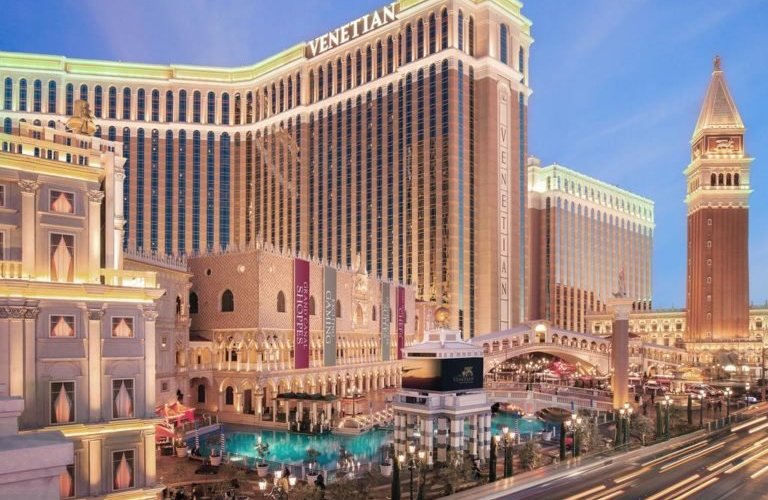 Vous cherchez des infos sur Las Vegas? allez sur montatanetour vous trouverez toutes les infos utiles des hôtels en passant par les restos, casinos, piscines, moyens de locomotions, mariages etc... et tout cela gratuitement biensur.