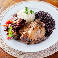 CHICKEN ARTESANO
All natural boneless skinless chicken thighs, marinated in garlic and oregano, and slow-roasted tender to perfection, served with sofrito black beans, Brazilian rice and an organic mixed green salad