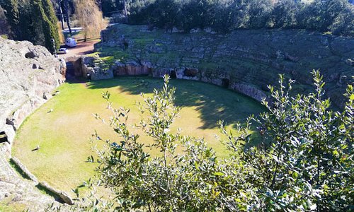 Balaustra del Giardino di Villa Savorelli con vista sull'Anfiteatro.