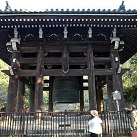 巨大な鐘を守る大鐘楼