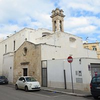 La parte posteriore della chiesa e l'oratorio del XVII secolo
