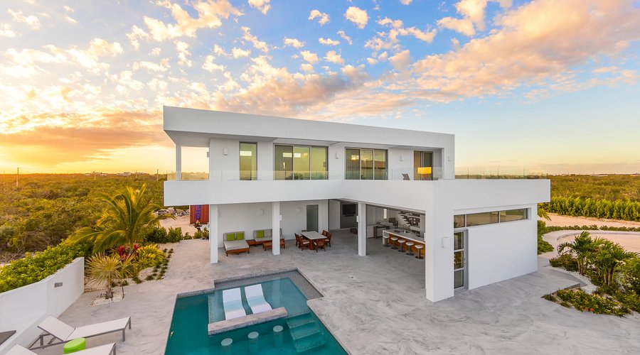 When you want privacy, you choose a villa. When you want an hassle-free holiday, you choose an all-inclusive resort. At White Villas, we had the vision of combining both. 