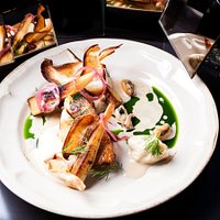 Fried cod/ parsley puree/ parsley confit/ sauce with mussels
Smażony dorsz/ puree z pietruszki/ pietruszka konfitowana/ sos z mulami