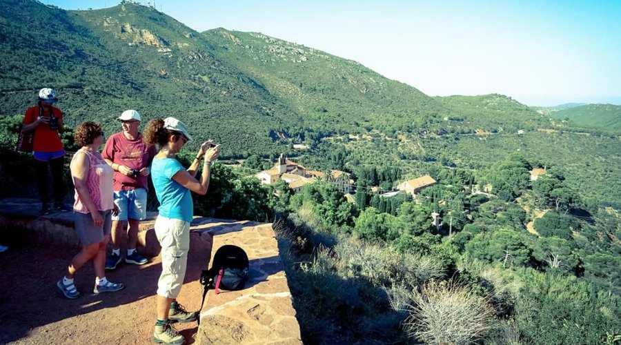 Benicàssim desde las alturas. Grandes y pequeños, locales y visitantes, tendrán la oportunidad de conocer, a lo largo de una sencillísima ruta y de una manera completa y divertida, los principales tesoros naturales y culturales del Parque Natural del Desierto de las Palmas: su fauna y flora más emblemática, sus históricos habitantes, los retos ambientales a los que se enfrenta, los árboles que han quedado refugiados entre sus rojas piedras de rodeno…