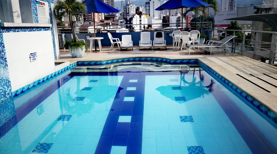 Terraza de piscina en el último piso. Allí se sirve el desayuno.
