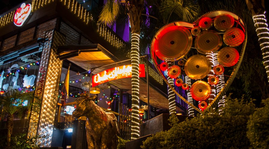 Fachada nocturna de Andrés Medellín
