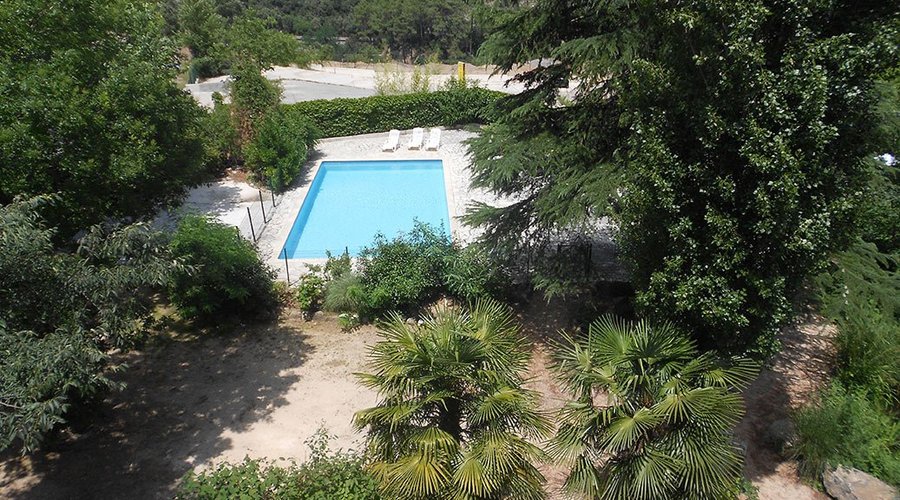 Piscine extérieure de l'Appart Hotel Les 4 Sources à Anduze en Cévennes (30).