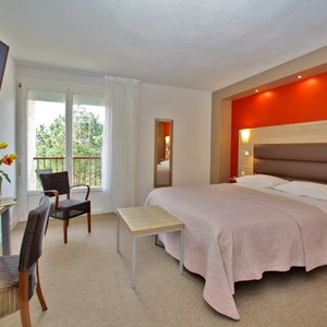 Chambre double à moitié chemin entre Périgueux et Bergerac. Hôtel Logis Le Tropicana en Périgord.