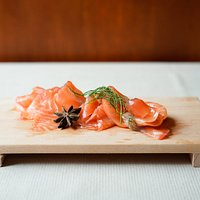 Salmone Marinato, Barbabietola, Anice Stellato e Legno Torbato