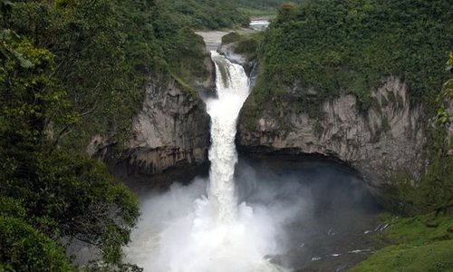 The five most magic waterfalls inside the Amazon Jungle with our President Figueiredo Tour! Taking a relaxing bath in the Amazonian waterfalls, buying some authentical crafts, souvenirs an tradicional snacks all in just one tour. Follow on our social network: @amazonuntamed