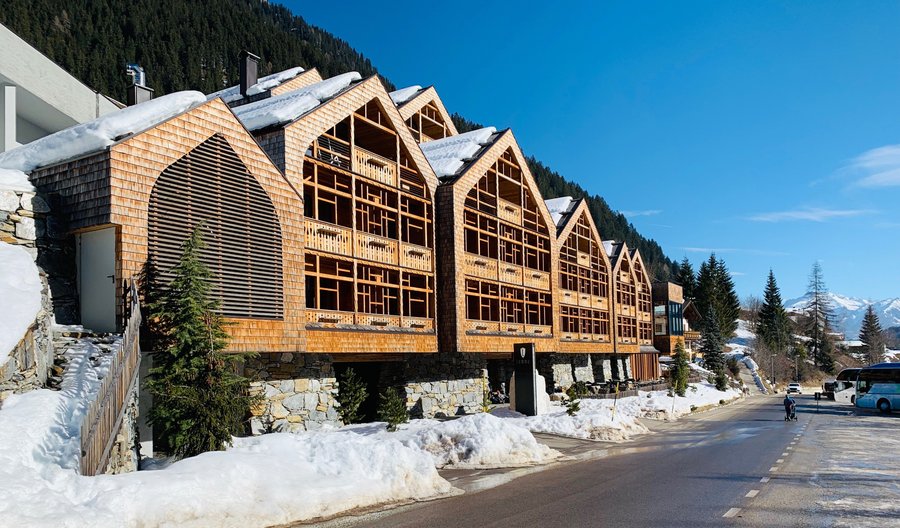 Sehr schöne Architektur - passt perfekt in die Landschaft - nicht zu groß.