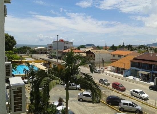 lindo , sem palavras ao fundo a praia 