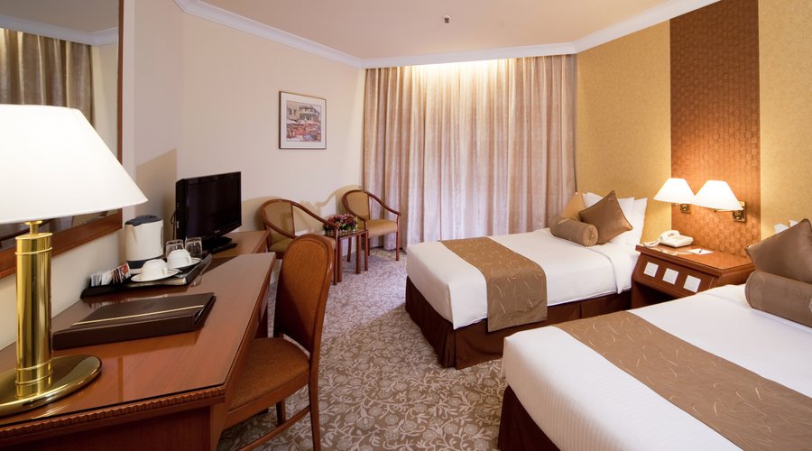 The Deluxe Rooms are designed to offer the warm and alluring comfort of a home. Pamper yourself in the relaxing, light-filled ambience, and elegant rooms. In addition, most of the Deluxe Rooms offer fantastic views of the stunning Singapore River area district and striking city architecture.