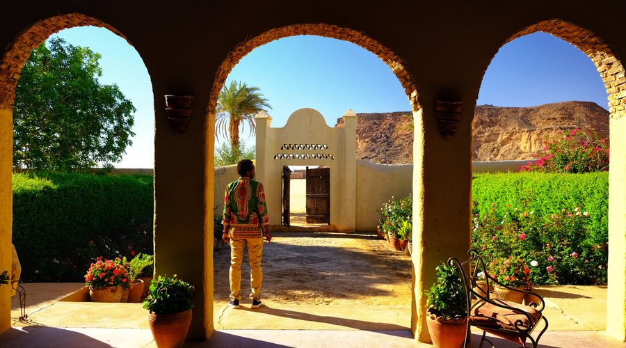 The main door seen from the veranda at the entrance.
(ph.Steve Tan)