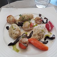 Noix de saint jacques poêlées, risotto de céleri,tomates et courgettes confites au thym citron et huile de basilic