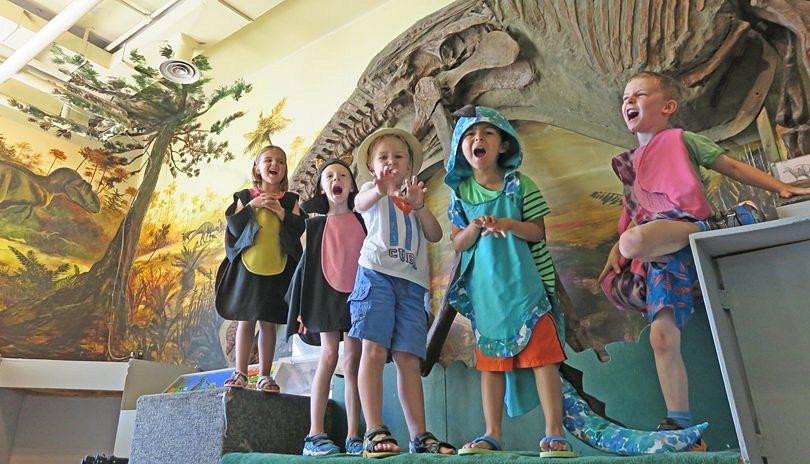 The children went to the museums. The Canadian children’s Museum, Гатино. Universal children's Museum. Schoolchildren in the Museum. The children to London.